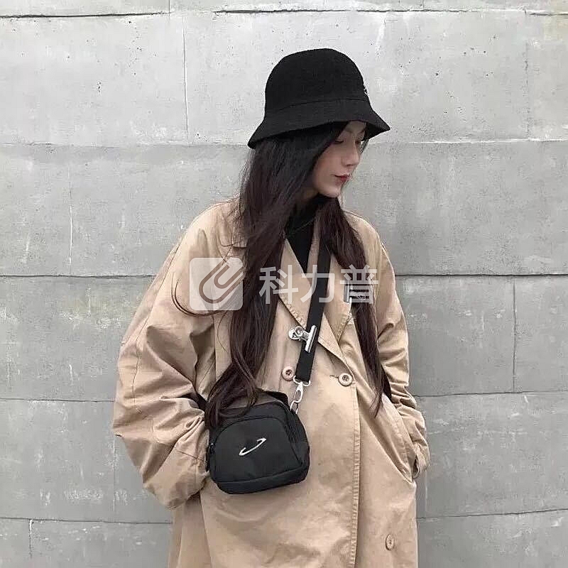 新品包包女2018新款ins超火包斜跨帆布包上新小包包时尚斜挎包蹦迪包 黑色普通人 现货